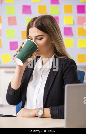 Giovani belle businesslady in conflitto di priorità concept Foto Stock