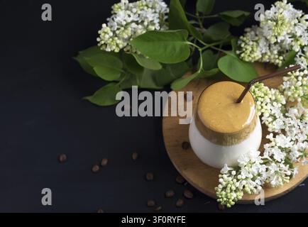 Caffè Dalgona. Bevanda fredda di latte e un cucchiaio di caffè istantaneo. Bevanda coreana di tendenza Foto Stock