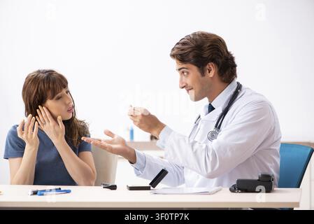 Paziente con problema di udito visita medico otorhinolaryngologist Foto Stock