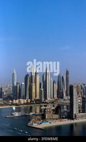 Vista aerea verticale dello skyline di Dubai Marina, Ain Dubai e del lungomare con spazio per il testo, Dubai, Emirati Arabi Uniti Foto Stock