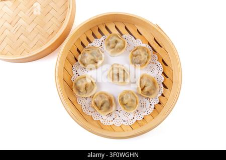 Vista dall'alto di ravioli coreani di kimchi Mandu cotti a vapore in un cestino tradizionale di bambù Foto Stock