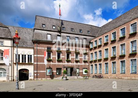 Düsseldorf, Germania - 9 giugno 2026: Municipio sulla Marktplatz nella storica città Vecchia. Edificio di interesse architettonico e municipale Foto Stock
