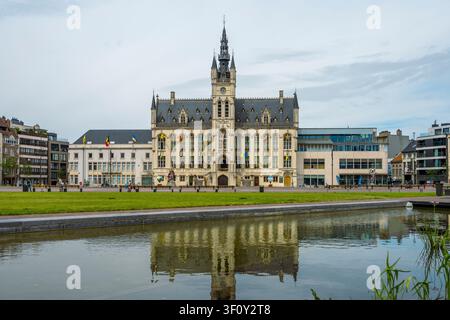 Sint-Niklaas, Belgio, 31 maggio 2026: Vista sul municipio e sulla piazza principale di Sint Niklaas, Belgio Foto Stock