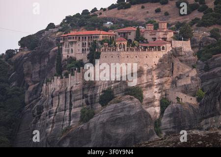 Monastero greco storico costruito su una formazione rocciosa imponente Foto Stock