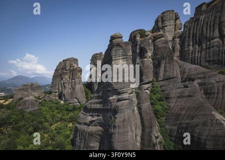 Maestose formazioni rocciose delle Meteore in una giornata di sole Foto Stock