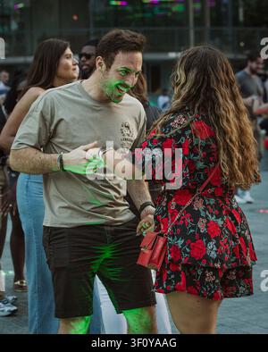 Coppia felice che balla a una festa notturna all'aperto Foto Stock