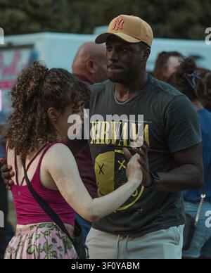 Coppia che balla insieme a un festival all'aperto Foto Stock