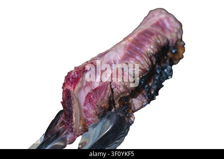 una carne cotta in un aerogrill, bistecca a metà cottura, crosta tostata, girare un pezzo di carne sulla griglia con le pinze, oggetto isolato su sfondo bianco Foto Stock