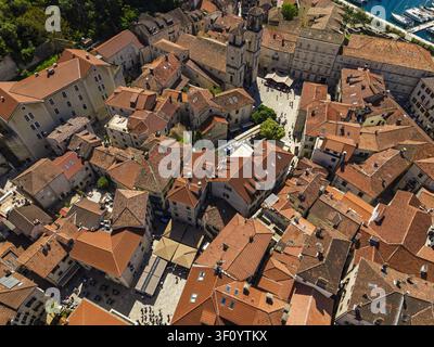 Vista aerea della storica vecchia città di Kotor con i suoi caratteristici tetti in terracotta, le strette strade di pietra e l'architettura medievale a Kotor, K Foto Stock