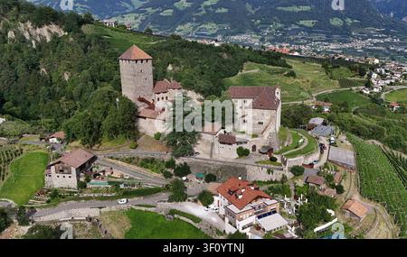 Una giornata estiva sopra la città termale di Meran Merano, a Dorf Tirol, Alto Adige, Meraner Land, Burggrafenamt, qui la vista sul famoso castello di Tirolo Castel Tirolo, castello, fortezza, museo, omonimo della regione, Maultasch *** Una giornata estiva sopra la città termale di Meran Merano, a Dorf Tirol, Alto Adige, Meraner Land, Burggrafenamt, una vista sul famoso castello di Tirolo Castel Tirolo: una fortezza, un castello e un museo che ha dato il nome alla regione, e l'origine del Maultasch Foto Stock