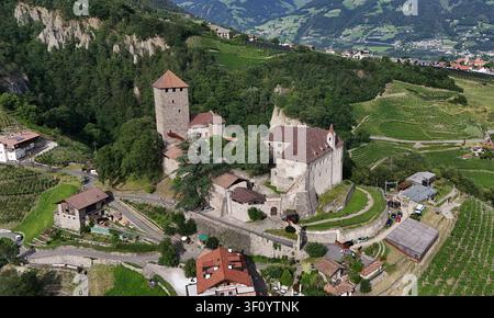 Una giornata estiva sopra la città termale di Meran Merano, a Dorf Tirol, Alto Adige, Meraner Land, Burggrafenamt, qui la vista sul famoso castello di Tirolo Castel Tirolo, castello, fortezza, museo, omonimo della regione, Maultasch *** Una giornata estiva sopra la città termale di Meran Merano, a Dorf Tirol, Alto Adige, Meraner Land, Burggrafenamt, una vista sul famoso castello di Tirolo Castel Tirolo: una fortezza, un castello e un museo che ha dato il nome alla regione, e l'origine del Maultasch Foto Stock