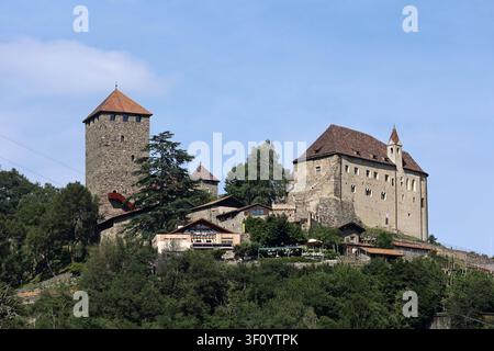 Una giornata estiva sopra la città termale di Meran Merano, a Dorf Tirol, Alto Adige, Meraner Land, Burggrafenamt, qui la vista sul famoso castello di Tirolo Castel Tirolo, castello, fortezza, museo, omonimo della regione, Maultasch *** Una giornata estiva sopra la città termale di Meran Merano, a Dorf Tirol, Alto Adige, Meraner Land, Burggrafenamt, qui la vista sul famoso castello di Tirolo Castel Tirolo: una fortezza, castello e museo che ha dato il nome alla regione, e la dimora di Maultasch Foto Stock