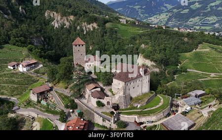 Una giornata estiva sopra la città termale di Merano, Merano, a Dorf Tirol, Alto Adige, Meraner Land, Burggrafenamt, qui la vista sul famoso Castello di Tirolo Castel Tirolo, castello, fortezza, museo, omonimo della regione, Maultasch *** Una giornata estiva sopra la città termale di Merano Merano, a Dorf Tirol, Alto Adige, Meraner Land, Burggrafenamt, una vista sul famoso Castello di Tirolo Castel Tirolo: una fortezza, un castello e un museo che ha dato il nome alla regione, e la dimora di Maultasch Foto Stock