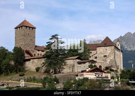 Una giornata estiva sopra la città termale di Merano, Merano, a Dorf Tirol, Alto Adige, Meraner Land, Burggrafenamt, qui la vista sul famoso Castello di Tirolo Castel Tirolo, castello, fortezza, museo, omonimo della regione, Maultasch *** Una giornata estiva sopra la città termale di Merano Merano, a Dorf Tirol, Alto Adige, Meraner Land, Burggrafenamt, una vista sul famoso Castello di Tirolo Castel Tirolo: una fortezza, un castello e un museo che ha dato il nome alla regione, e la dimora di Maultasch Foto Stock
