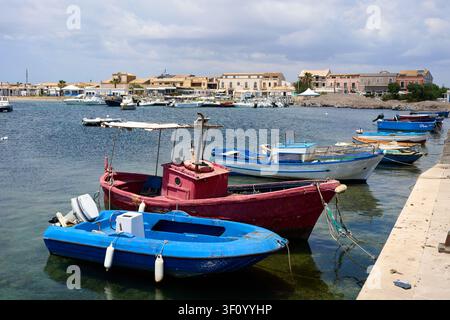 Barche da pesca colorate ormeggiate nel porto di Marzamemi, provincia di Siracusa, Sicilia, Italia Foto Stock