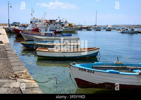 Barche da pesca tradizionali ormeggiate nel piccolo porto di Marzamemi, Sicilia, Italia Foto Stock