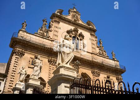 Facciata di chiesa barocca e statue di santi nel centro storico di Modica, Sicilia Foto Stock