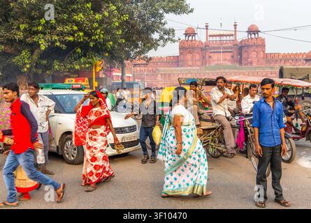 Pedoni che passano davanti al Forte Rosso (Lal Qila) nella Vecchia Delhi, India. Foto Stock