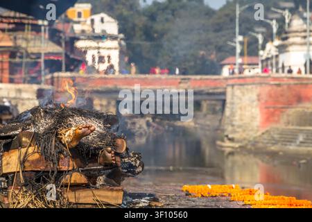 Ghats sacri del fiume Bagmati al complesso del tempio di Pashupatinath con legna da ardere preparata per i rituali funebri indù tradizionali a Kathmandu, Nepal Foto Stock