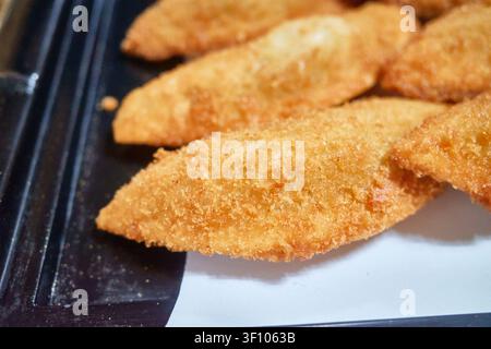 Tagliatelle di grano saraceno coreane raffreddate con brodo rosso piccante e pollo sfilacciato, abbinate a gnocchi fritti croccanti. Un'esperienza culinaria estiva classica. Foto Stock