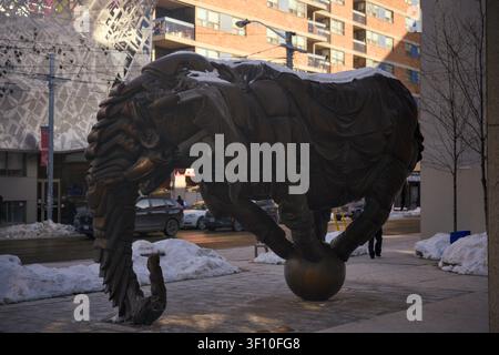 Scultura di elefante in bronzo in equilibrio su una palla nella neve di Toronto, Canada, il 4 febbraio 2026 Foto Stock