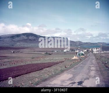Staffin, Sgùrr Mòr e il Quaraing, Isola di Skye, Scozia, ca. 1955. Vista della città di Staffin e dello sfondo montuoso. Il Quiraing è una formazione territoriale sulla faccia orientale del Meall na Suiramach, la cima più settentrionale dell'altopiano di Trotternish. Ha la forma di una cavità craterica circondata da un alto baluardo di roccia Foto Stock
