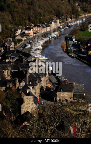 Arco del fiume Rance sul lungofiume a Dinan, Côtes-d'Armor, Bretagna settentrionale, Francia, con yacht, motoscafi e chiatte ormeggiate lungo la Rue du Quai, nel cuore del porto storico di Dinan. La vista dal Jardin Anglais include l'estremità occidentale del Vieux Pont ad arco del XIII secolo o Ponte Vecchio. Foto Stock