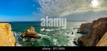 Riserva naturale di Paracas, Perù, Sud America: vista aerea e panoramica mozzafiato di La Catedral (La Cattedrale), formazioni rocciose naturali iconiche Foto Stock
