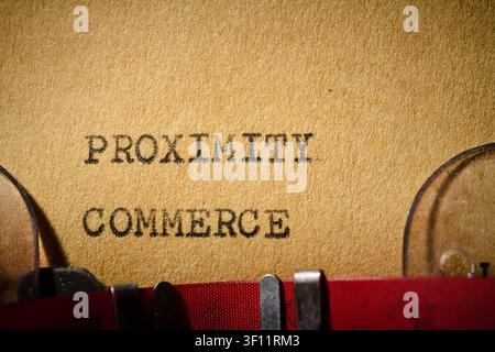 Testo sul commercio di prossimità scritto con una macchina da scrivere. Economia circolare e sostenibile. Acquista nel tuo quartiere locale. Foto Stock