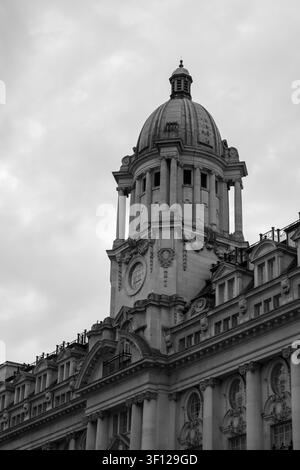 Grande edificio civico neorinascimentale vittoriano con cupola e decorazione scultorea barocca ornata, angolazione bassa, bianco e nero Foto Stock