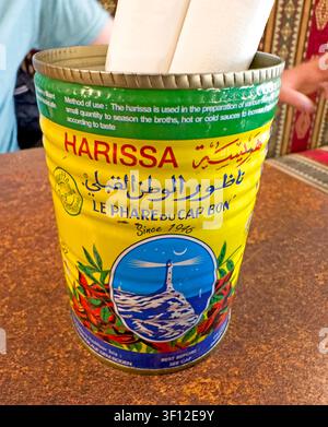 Le Phare du Cap Bon in latta harissa riutilizzato come portasciugamani, mostra un marchio tunisino colorato e illustrazioni di faro Foto Stock