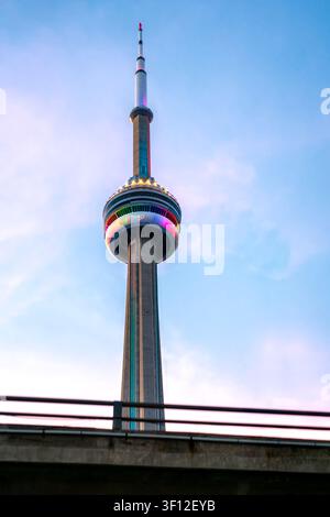 Toronto, ON, Canada – 27 giugno 2026: Vista esterna del landmark CN Tower e della struttura di osservazione che risplende in una luce arcobaleno radiante. CN Tower – Una volta il Foto Stock