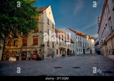La storica via Klariská accanto alla chiesa clarissa medievale nel centro storico di Bratislava, Slovacchia. Foto Stock