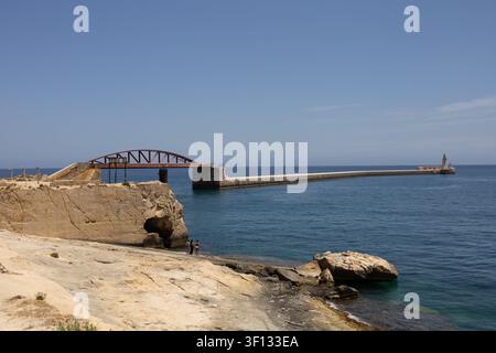 Bella vista panoramica del storico frangiflutti di Sant'Ermo e del ponte pedonale a La Valletta, Malta. Foto Stock