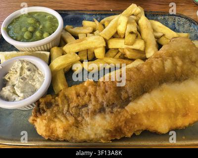 Fish and chips, pesce fritto nella pastella, patatine fritte, purè di piselli, remoulade, su un piatto, grassoso, cibo, Londra, Gran Bretagna, Gran Bretagna Foto Stock