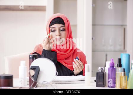 Bella donna di hijab applicare il make-up Foto Stock
