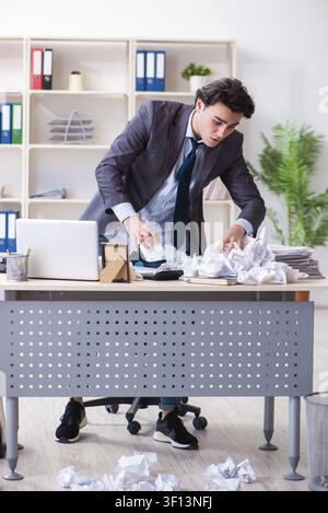 Imprenditore di rigetto di nuove idee con un sacco di carte Foto Stock