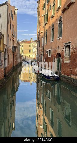 Case riflesse sulla superficie dell'acqua di un canale di Venezia Foto Stock