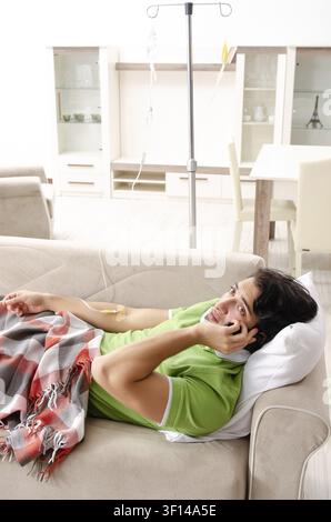 Giovane uomo che soffre a casa Foto Stock