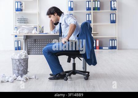 Imprenditore di rigetto di nuove idee con un sacco di carte Foto Stock