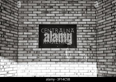 Segnale d'ingresso per la Biblioteca Tecnica Centrale dell'Università di Lubiana al Trg republike 3 a Lubiana, Slovenia. Foto Stock