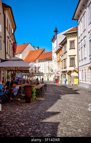 Tranquilla stradina acciottolata fiancheggiata da edifici residenziali storici nella vecchia città di Lubiana, in Slovenia. Foto Stock