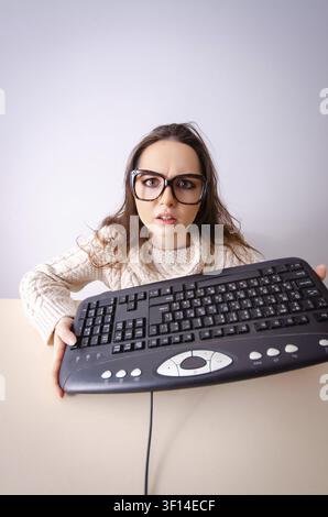 Funny nerd ragazza che lavora sul computer Foto Stock