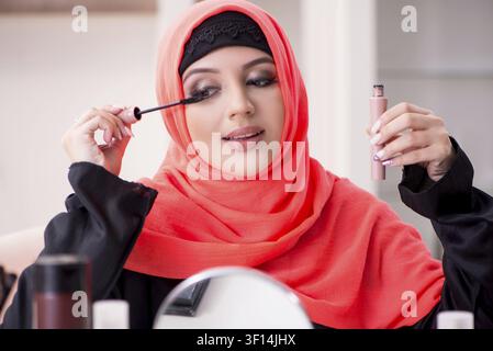Bella donna di hijab applicare il make-up Foto Stock
