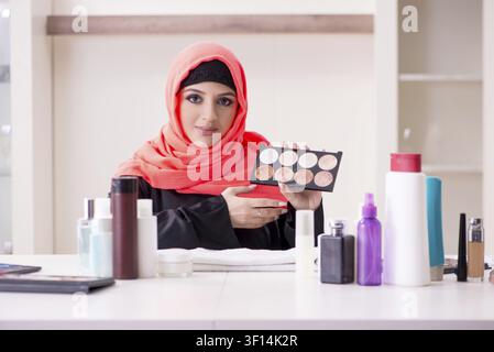 Bella donna di hijab applicare il make-up Foto Stock