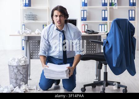 Imprenditore di rigetto di nuove idee con un sacco di carte Foto Stock