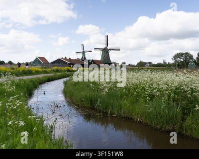04.05.2025, Zaanse Schans, Olanda Paesaggio campestre olandese scenografico con un mulino a vento tradizionale Foto Stock