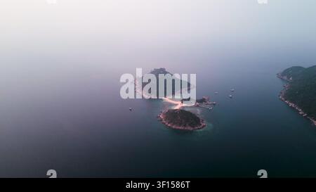 Banchina di sabbia Koh Nang Yuan che unisce spiagge sabbiose con barche, vista aerea Foto Stock