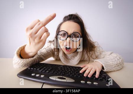 Funny nerd ragazza che lavora sul computer Foto Stock
