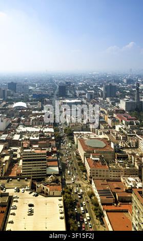 Eje Central Lazaro Cardenas, strada piena di auto a Città del Messico, capitale del Messico, in una mattina soleggiata con foschia Foto Stock